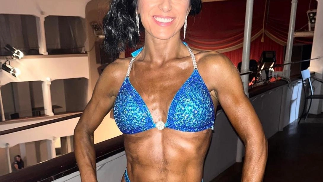 La fivizzanese Serena Fornasieri conquista il secondo posto all'Elite Natural Classic di Cesena, dimostrando dedizione e sacrificio nel bodybuilding a 41 anni. La fivizzanese Serena Fornasieri conquista il secondo posto all'Elite Natural Classic di Cesena, dimostrando dedizione e sacrificio nel bodybuilding a 41 anni.
