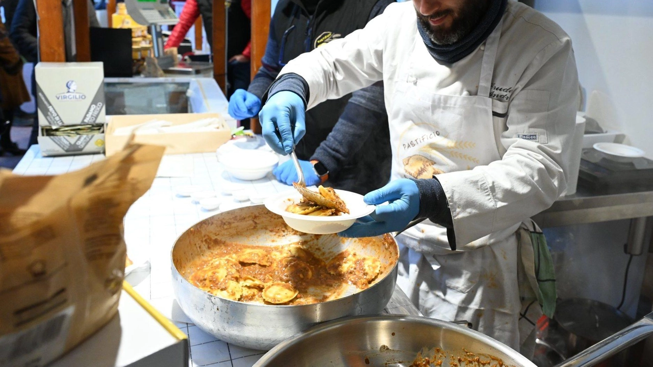 Una passata edizione del Desco e, nel tondo, Tamburini (Camera di Commercio) (Alcide) Una passata edizione del Desco e, nel tondo, Tamburini (Camera di Commercio) (Alcide)