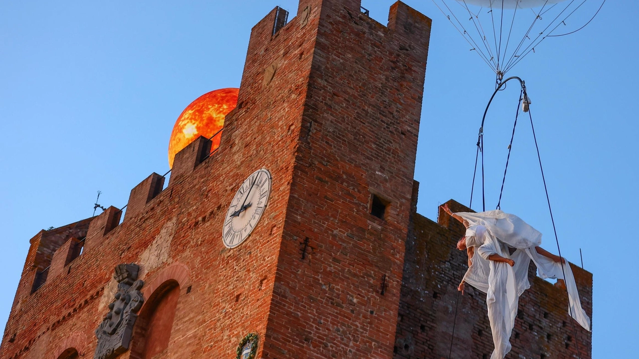 Dal 16 al 20 luglio, il borgo alto di Certaldo si accende come un libro illustrato in movimento . Dal 16 al 20 luglio, il borgo alto di Certaldo si accende come un libro illustrato in movimento .