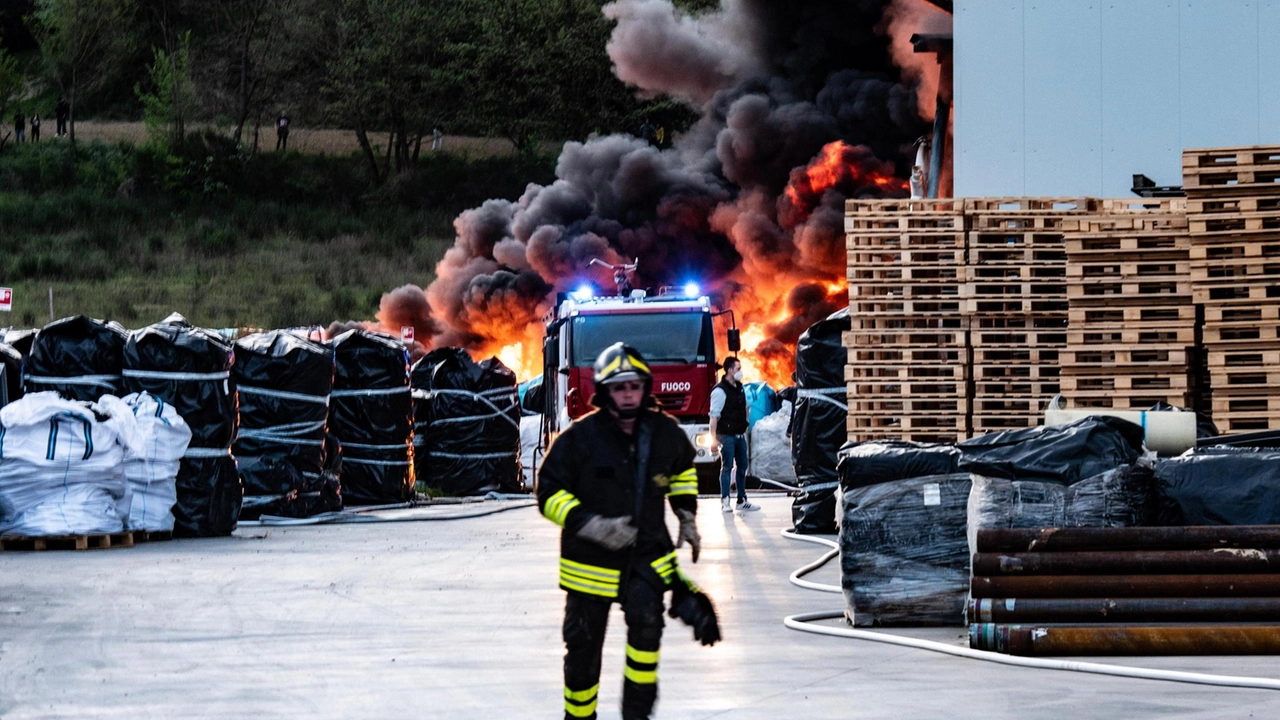 L’incendio. è divampato alla LucyPlast. intorno alle 17.30 di Pasqua