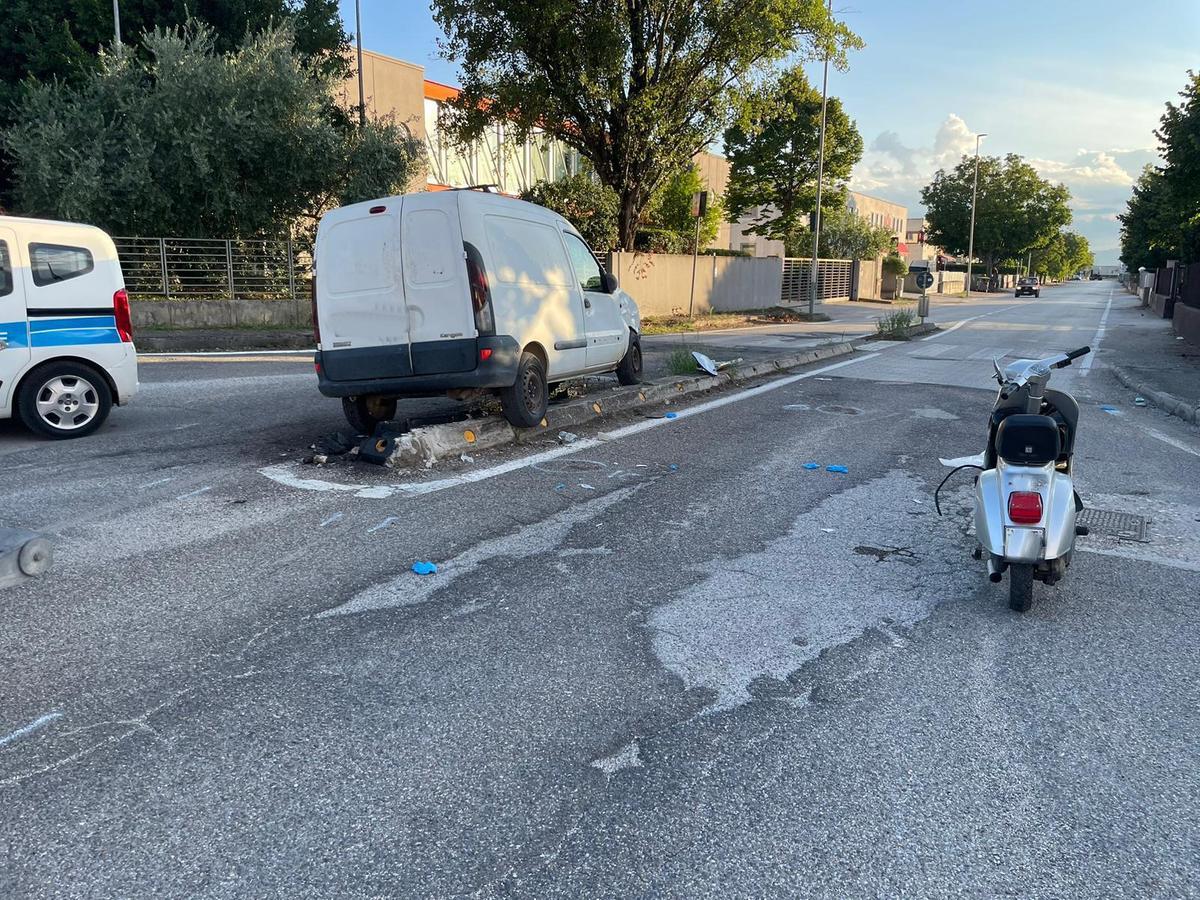 https://www.lanazione.it/image-service/view/acePublic/alias/contentid/OTgxYjgzNjAtODdkMi00/0/centauro-muore-lungo-la-valnerina-fatale-lo-schianto-in-galleria.jpeg?f=1.91:1&w=1200