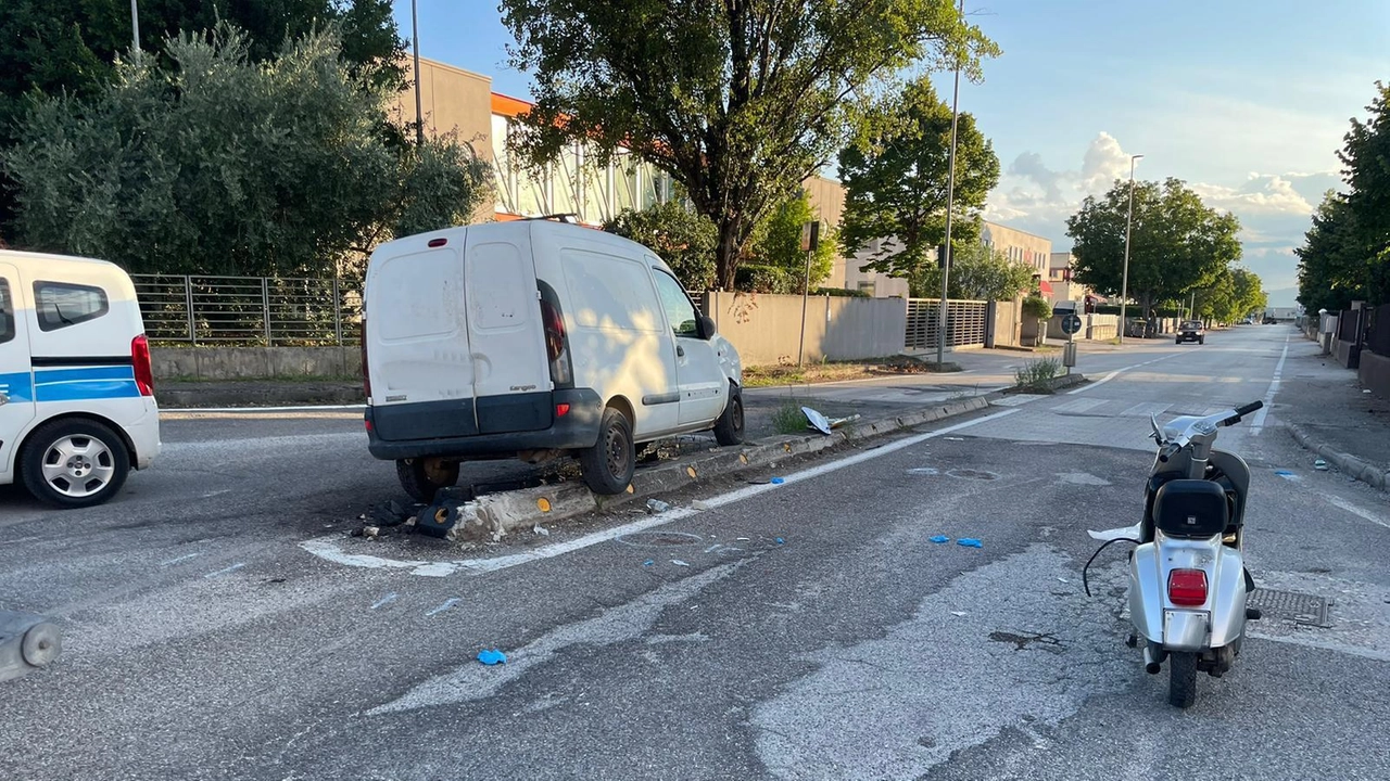 L’incidente in via Feliciano Fedeli, feriti due ragazzi di 17 anni L’incidente in via Feliciano Fedeli, feriti due ragazzi di 17 anni