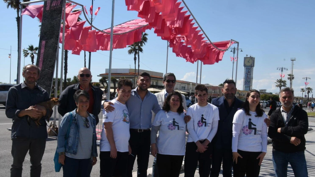 L’installazione ideata da Luca Gnizio è dedicata al passaggio del Giro d’Italia. Il taglio del nastro con l’assessore Salemi e il presidente Mover Bucciarelli. L’installazione ideata da Luca Gnizio è dedicata al passaggio del Giro d’Italia. Il taglio del nastro con l’assessore Salemi e il presidente Mover Bucciarelli.