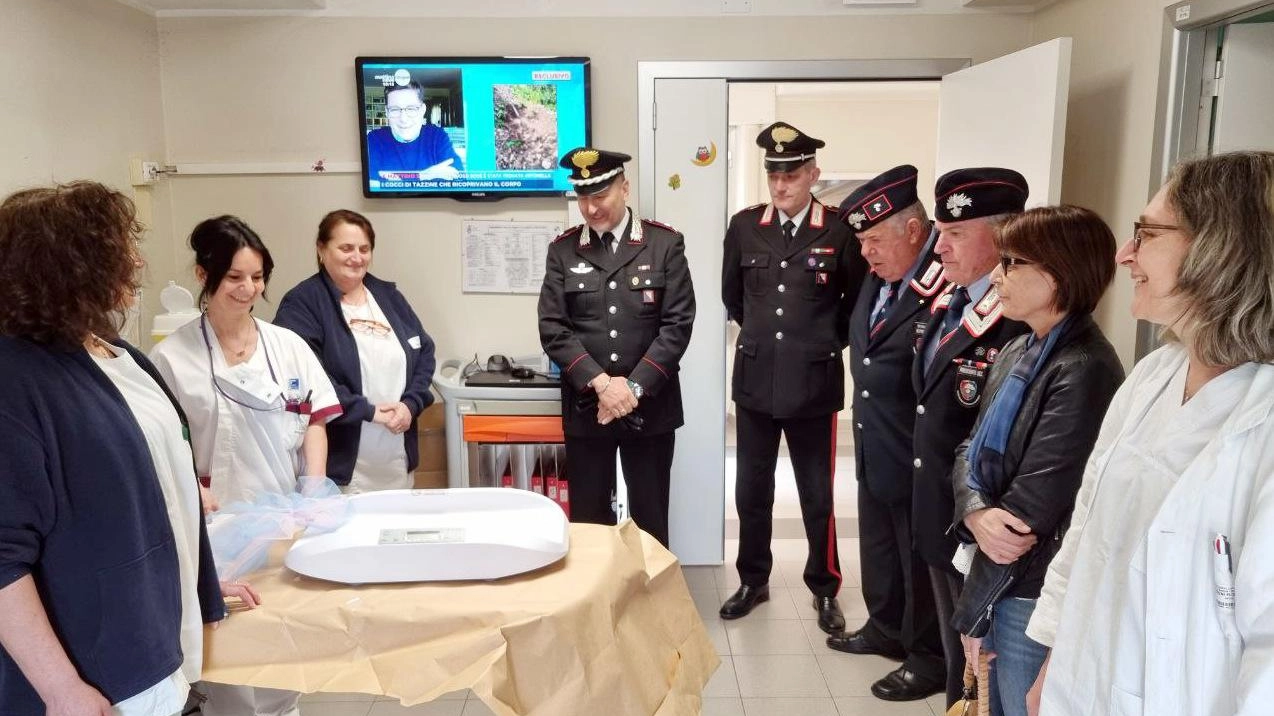 L’associazione carabinieri dona bilancia pesa neonati all’ospedale