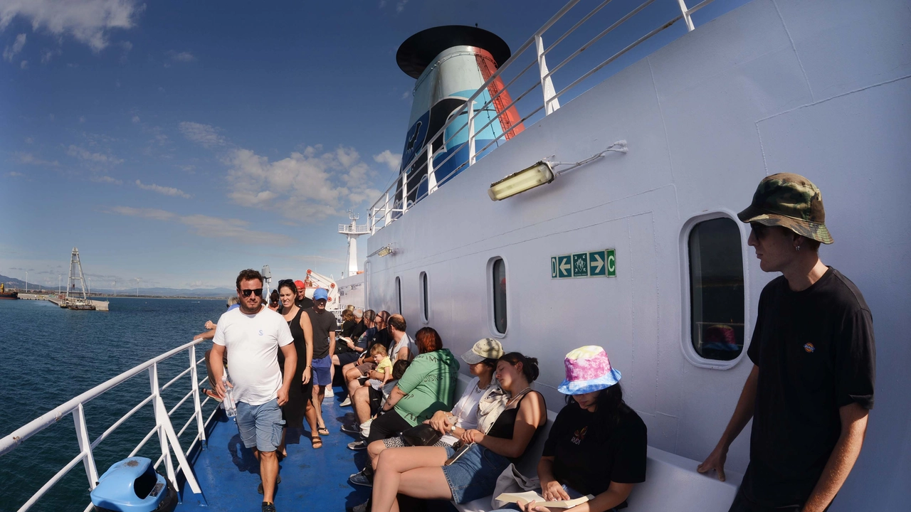 Passeggeri su una nave per l'Elba. Si va verso una proroga della concessione per il 2025. In attesa del nuovo bando