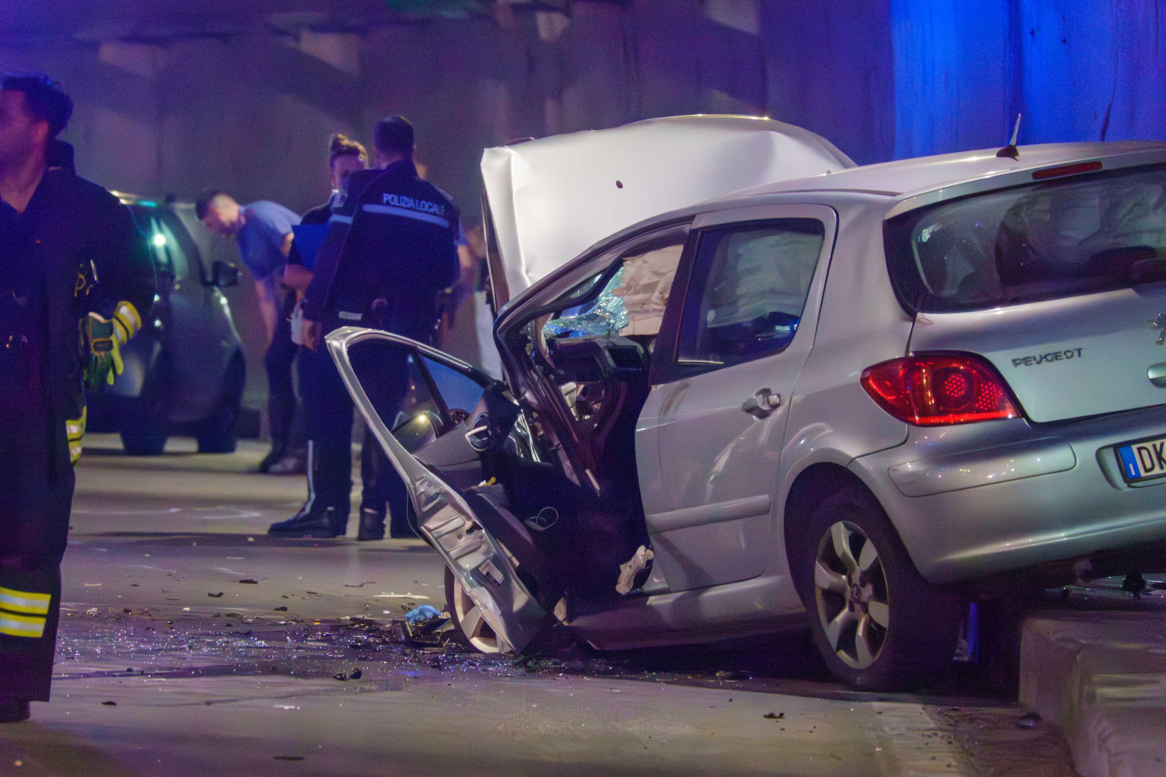 Muore davanti al figlio, tragedia nella galleria di Marinasco. La vittima aveva 44 anni, 4 auto coinvolte nello scontro Muore davanti al figlio, tragedia nella galleria di Marinasco. La vittima aveva 44 anni, 4 auto coinvolte nello scontro