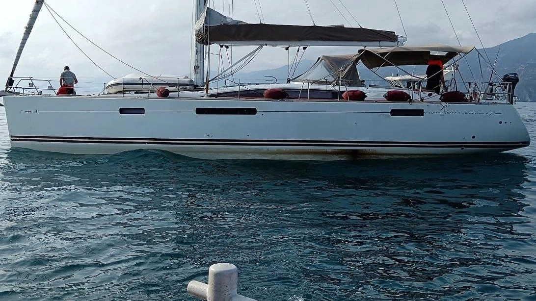 L’imbarcazione a vela assistita dalla Guardia costiera e dai Vigili del fuoco della Spezia