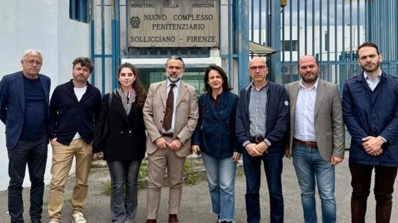 La sindaca Sereni a Sollicciano con una delegazione del consiglio. formata da maggioranza e opposizione La sindaca Sereni a Sollicciano con una delegazione del consiglio. formata da maggioranza e opposizione