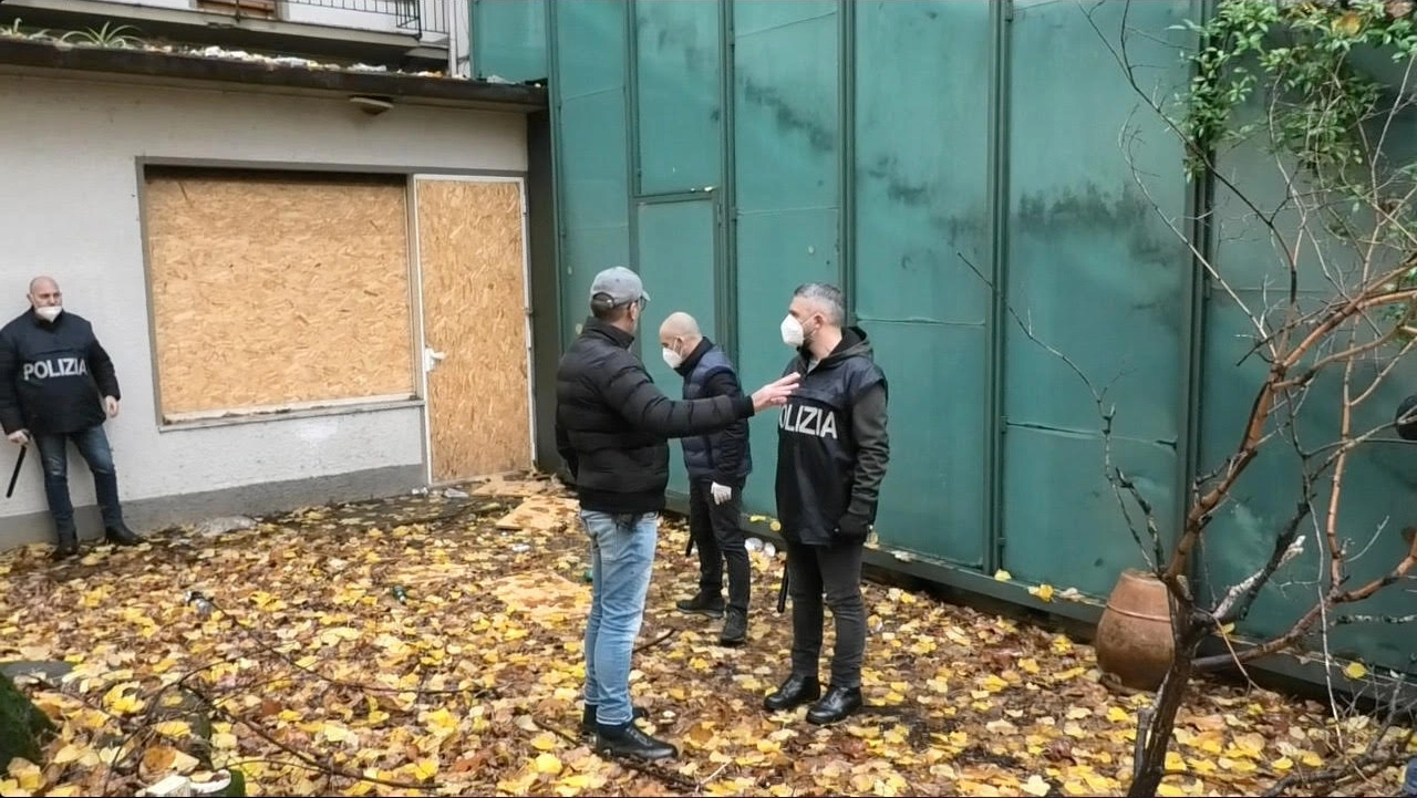 La polizia nella resede dell’albergo che è stato usato come rifugio notturno La polizia nella resede dell’albergo che è stato usato come rifugio notturno