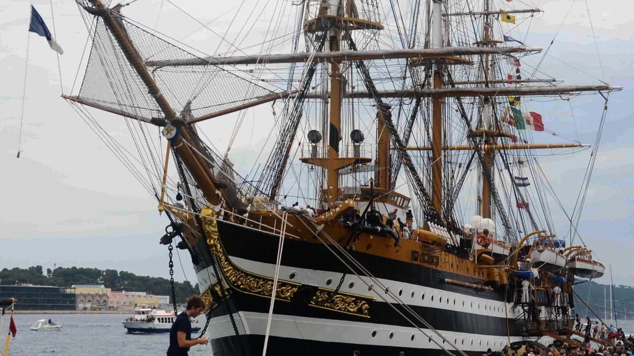 La nave scuola della Marina resterà al molo Italia per una settimana. Poi l’ingresso in bacino per la consueta sosta dedicata ai lavori . prima di riprendere il largo per la prossima grande avventura. La nave scuola della Marina resterà al molo Italia per una settimana. Poi l’ingresso in bacino per la consueta sosta dedicata ai lavori . prima di riprendere il largo per la prossima grande avventura.