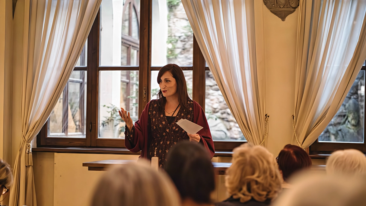 Debutta ad Arezzo "Lotteria degli Stereotipi", spettacolo teatrale che affronta temi legati alla condizione femminile e agli stereotipi di genere, promuovendo la riflessione critica e il dialogo sulla parità. Debutta ad Arezzo "Lotteria degli Stereotipi", spettacolo teatrale che affronta temi legati alla condizione femminile e agli stereotipi di genere, promuovendo la riflessione critica e il dialogo sulla parità.