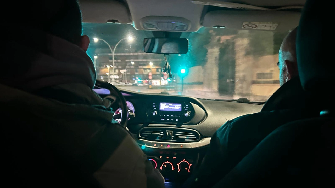 A bordo della ’Lupa’ della Municipale: si tratta di un’auto dotata anche di cella posteriore da utilizzare in caso di arresto o accompagnamento in centrale A bordo della ’Lupa’ della Municipale: si tratta di un’auto dotata anche di cella posteriore da utilizzare in caso di arresto o accompagnamento in centrale