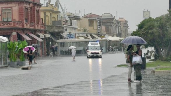 Sono giorni di piogge, temporali e forti venti, quelli che stanno toccando, e attaccando, la Toscana e la Versilia che... Sono giorni di piogge, temporali e forti venti, quelli che stanno toccando, e attaccando, la Toscana e la Versilia che...