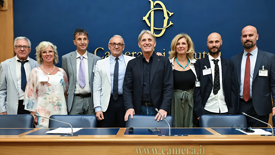 Claudio Reginali e Marco Simiani (terzo e quarto da sinistra) durante la presentazione Claudio Reginali e Marco Simiani (terzo e quarto da sinistra) durante la presentazione
