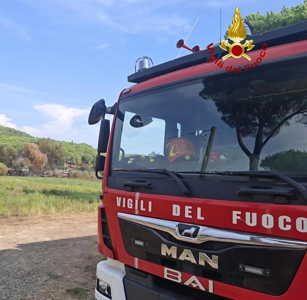 incendio a pontassieve fiamme dalle finestre di un appartamento vigili del fuoco in azione