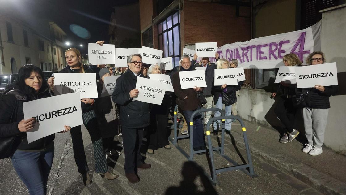 ragazzi violenti seviziano anziano