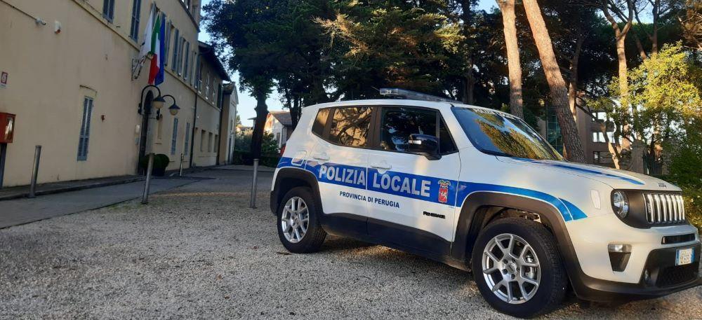 Ragazza ubriaca a piedi sulla E45: fermata e soccorsa dalla Provinciale