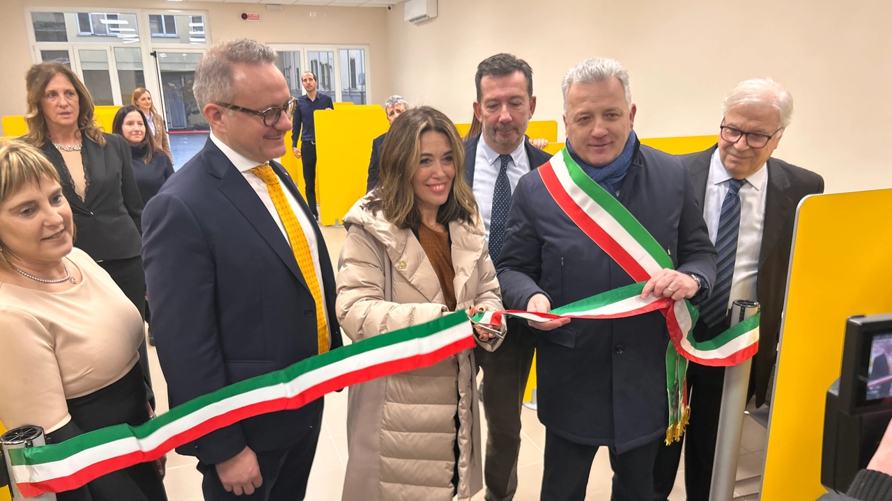 Il taglio del nastro Il taglio del nastro