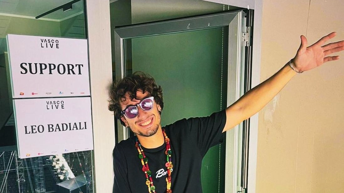 Il cantautore lancia un messaggio di leggerezza. Il brano si trova su tutte le piattaforme digitali . Il cantautore lancia un messaggio di leggerezza. Il brano si trova su tutte le piattaforme digitali .