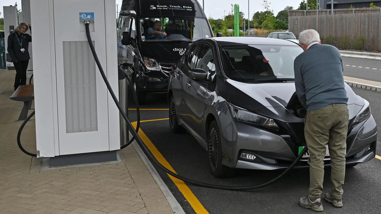 L’amministrazione comunale di Terricciola ha deciso di promuovere l’installazione di colonnine per la ricarica dei veicoli elettrici L’amministrazione comunale di Terricciola ha deciso di promuovere l’installazione di colonnine per la ricarica dei veicoli elettrici