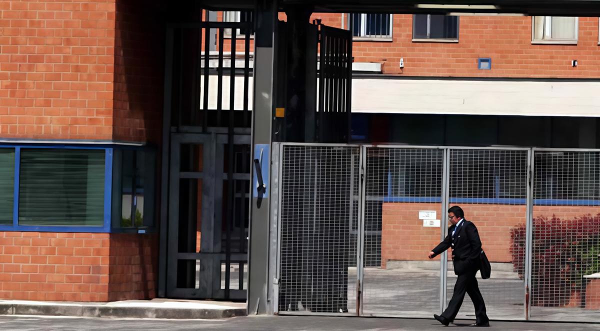 https://www.lanazione.it/image-service/view/acePublic/alias/contentid/OThkMTMzZTctNjk3Ny00/0/carceri-ancora-ad-alta-tensione-nuovo-allarme-del-garante-rischio-implosione-giorni-di-fuoco.jpeg?f=1.91:1&w=1200