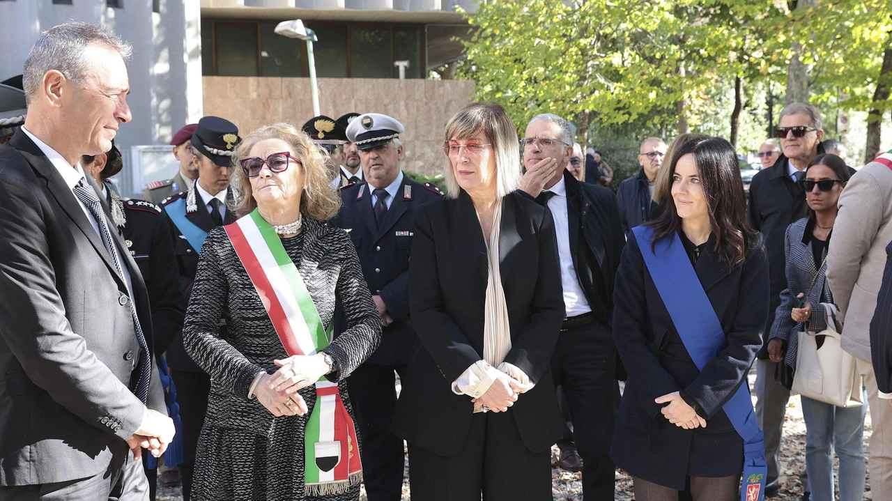 Cerimonia del 4 novembre, prefetto, sindaco e presidente della Provincia: "La lezione dei conflitti del ventesimo secolo sembra dimenticata". Cerimonia del 4 novembre, prefetto, sindaco e presidente della Provincia: "La lezione dei conflitti del ventesimo secolo sembra dimenticata".
