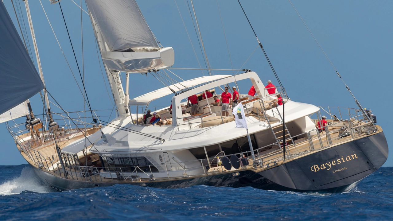 Il Bayesian è una elegante barca a vela di 56 metri con stazza lorda di 473 tonnellate