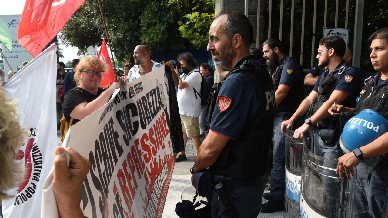 Il sit-in di protesta effettuato mercoledì sul lungomare per contestare il ministro Tajani e il Governo in merito alla guerra a Gaza Il sit-in di protesta effettuato mercoledì sul lungomare per contestare il ministro Tajani e il Governo in merito alla guerra a Gaza