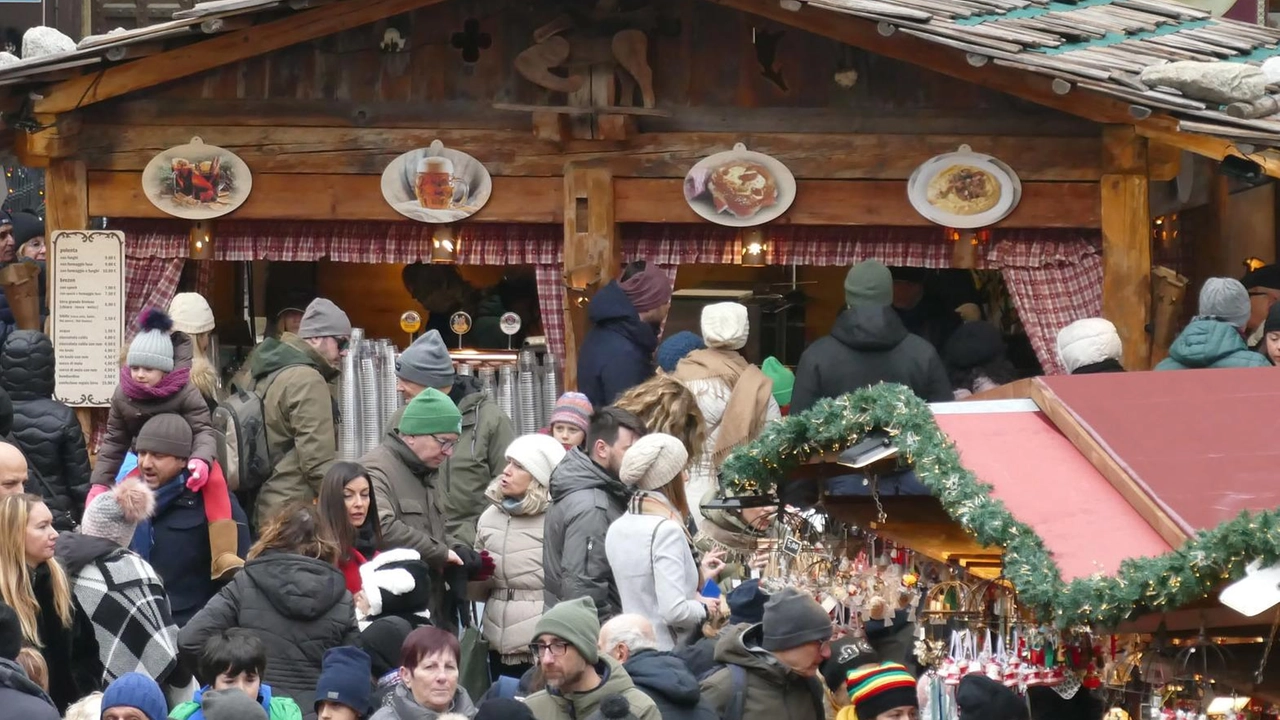 Già sulla base dei curriculum scremate oltre cento posizioni, le assunzioni saranno circa 90. Al via la costruzione del villaggio che conferma le tre grandi baite e la rete degli altri stand. Già sulla base dei curriculum scremate oltre cento posizioni, le assunzioni saranno circa 90. Al via la costruzione del villaggio che conferma le tre grandi baite e la rete degli altri stand.