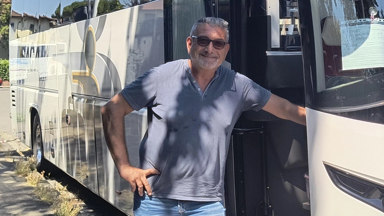 Uno fra i primi autisti dei torpedoni che ieri ha inaugurato la nuova postazione di sosta in viale Piombino tra Isolotto e Casellina