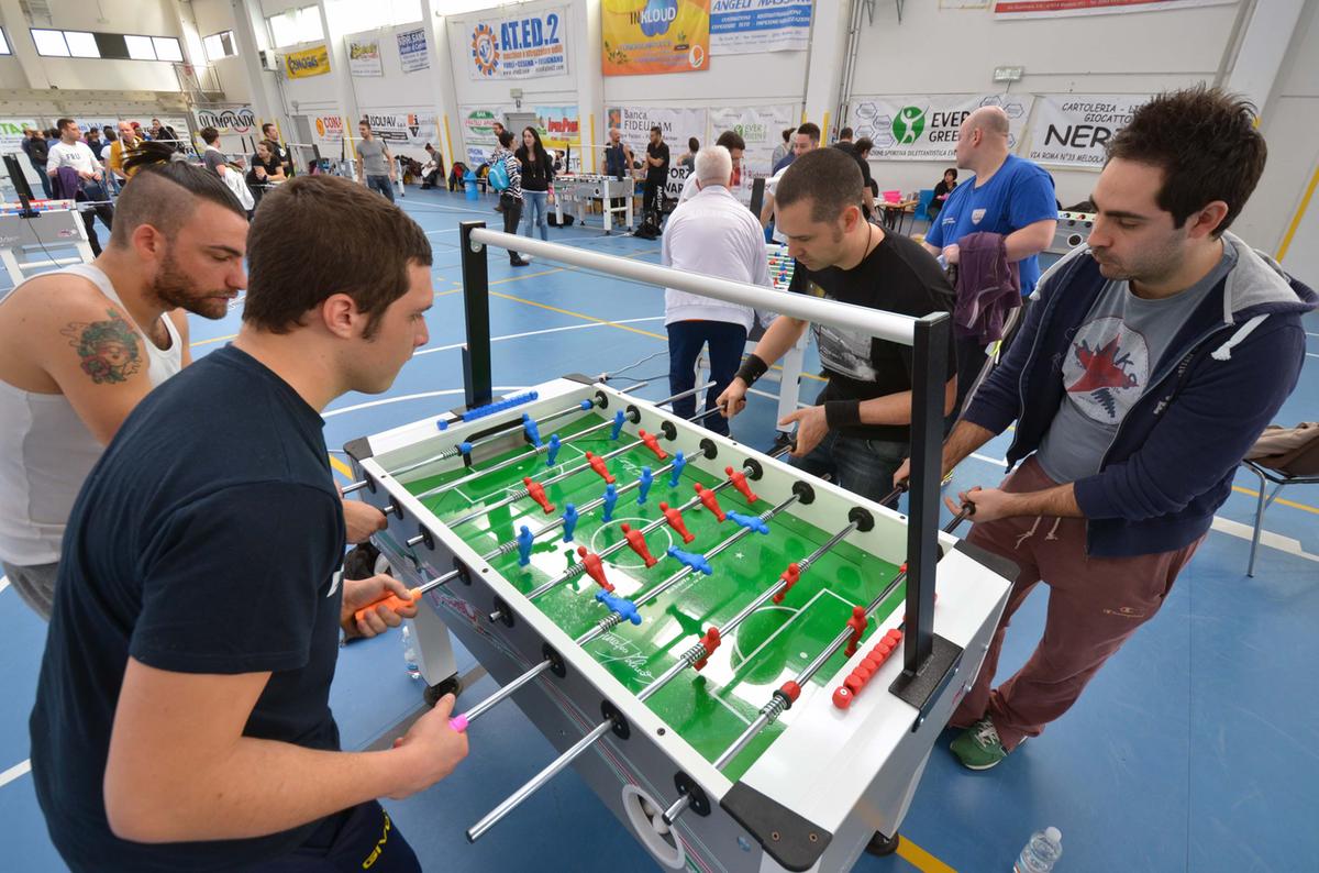 In campo contro la ludopatia. C’è il torneo di biliardino, ma si gioca solo “per divertirsi”
