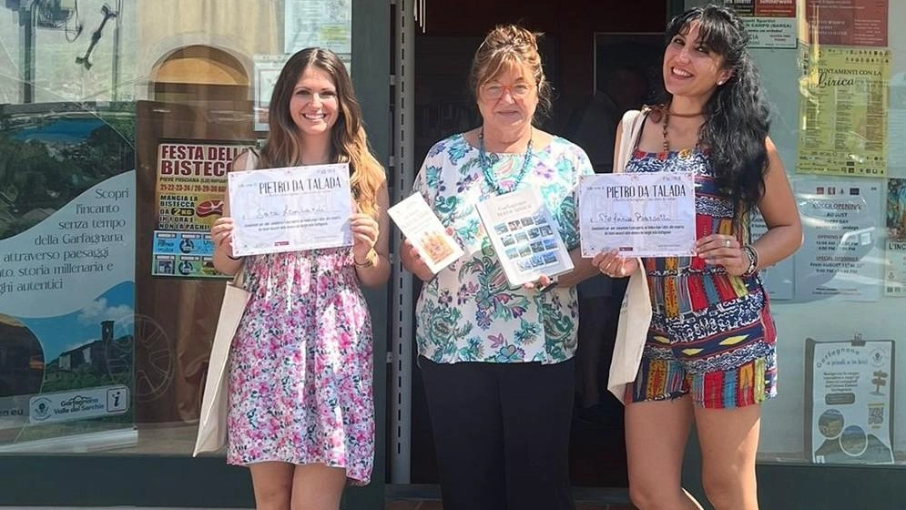 Sara da Viareggio e Stefania da Firenze con Antonella Poli mostrano il passaporto con i timbri Sara da Viareggio e Stefania da Firenze con Antonella Poli mostrano il passaporto con i timbri