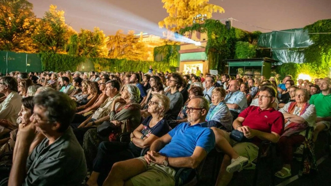 Cinema all'aperto (foto Ansa) Cinema all'aperto (foto Ansa)