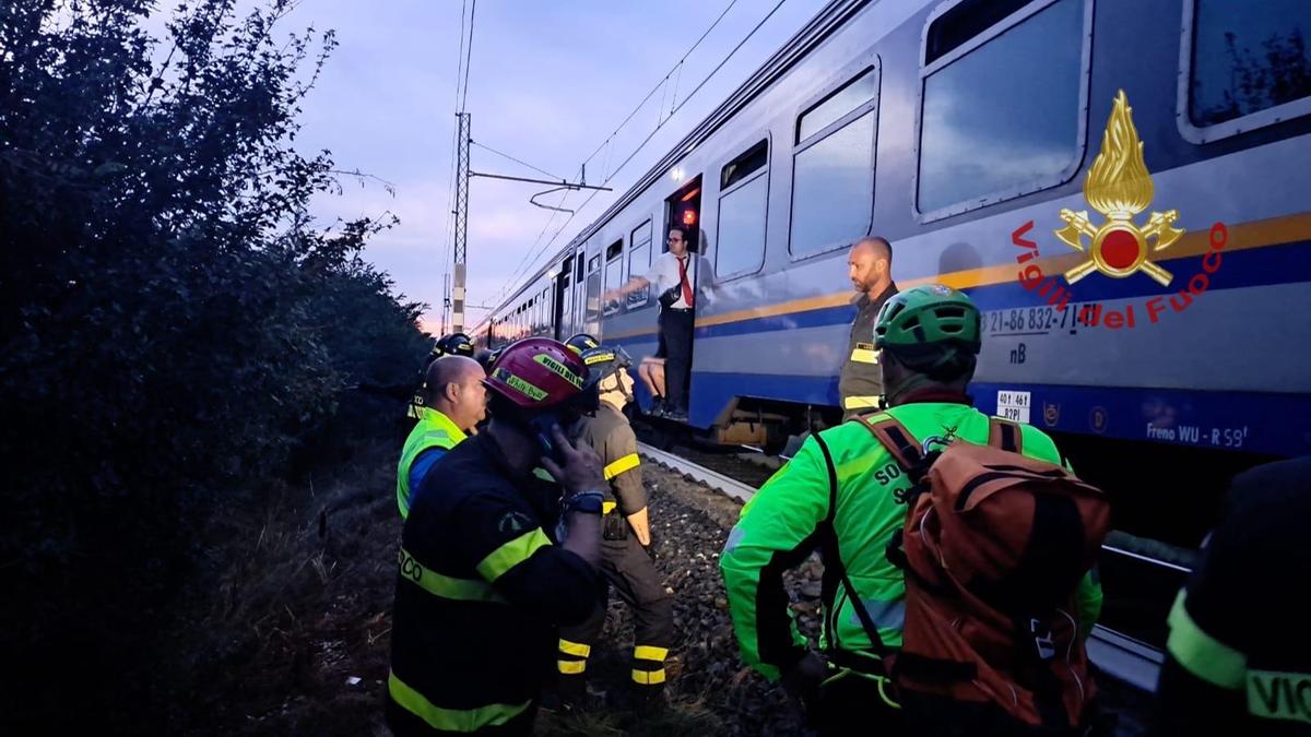 Treno resta bloccato, per assistere i passeggeri arrivano i vigili del fuoco Treno resta bloccato, per assistere i passeggeri arrivano i vigili del fuoco