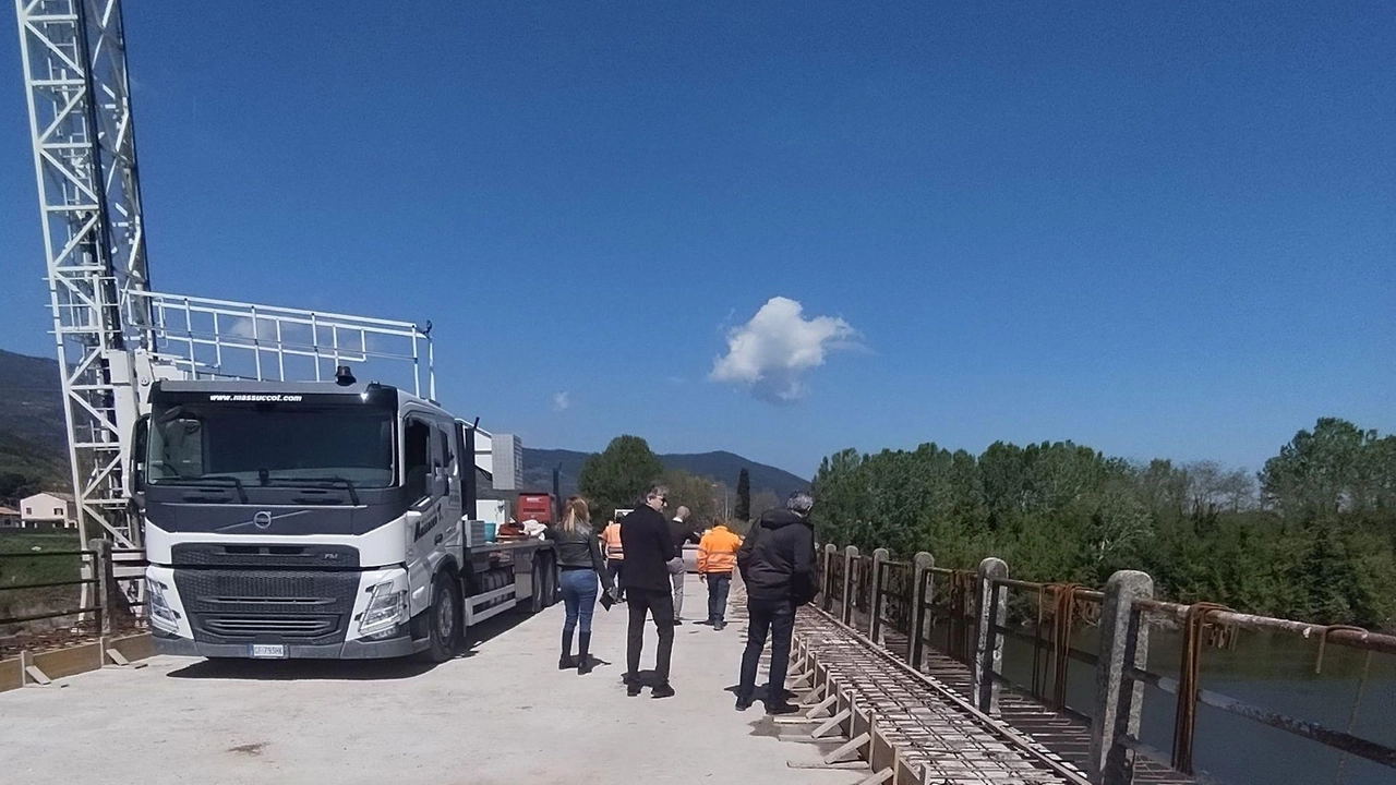 Il cantiere sul ponte della Botte tra Fornacette e San Giovanni alla Vena dove sono in corso i lavori di sistemazione dell’attraversamento