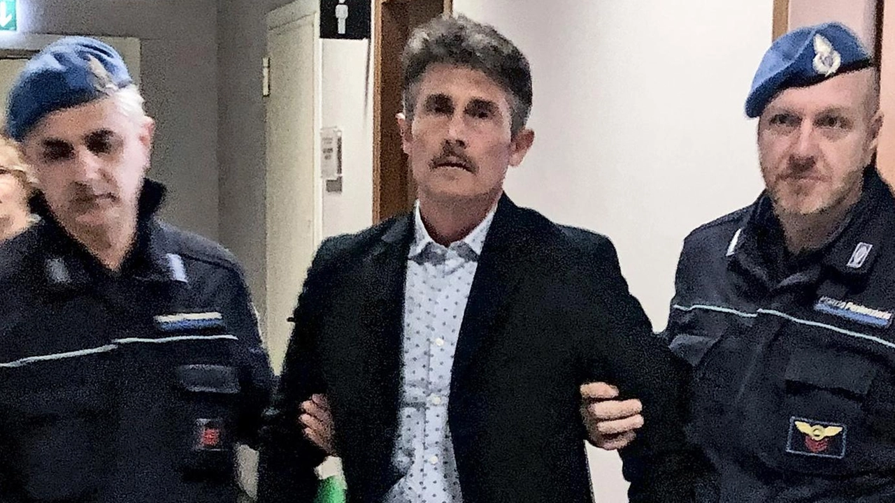 Francesco Ruggiero, sottufficiale dell’aeronautica, sparò a Vincenzo D’Aprile nel 2019. Ha scontato sei anni della sua condanna, è detenuto nel carcere di Massa dove lavora. . Francesco Ruggiero, sottufficiale dell’aeronautica, sparò a Vincenzo D’Aprile nel 2019. Ha scontato sei anni della sua condanna, è detenuto nel carcere di Massa dove lavora. .