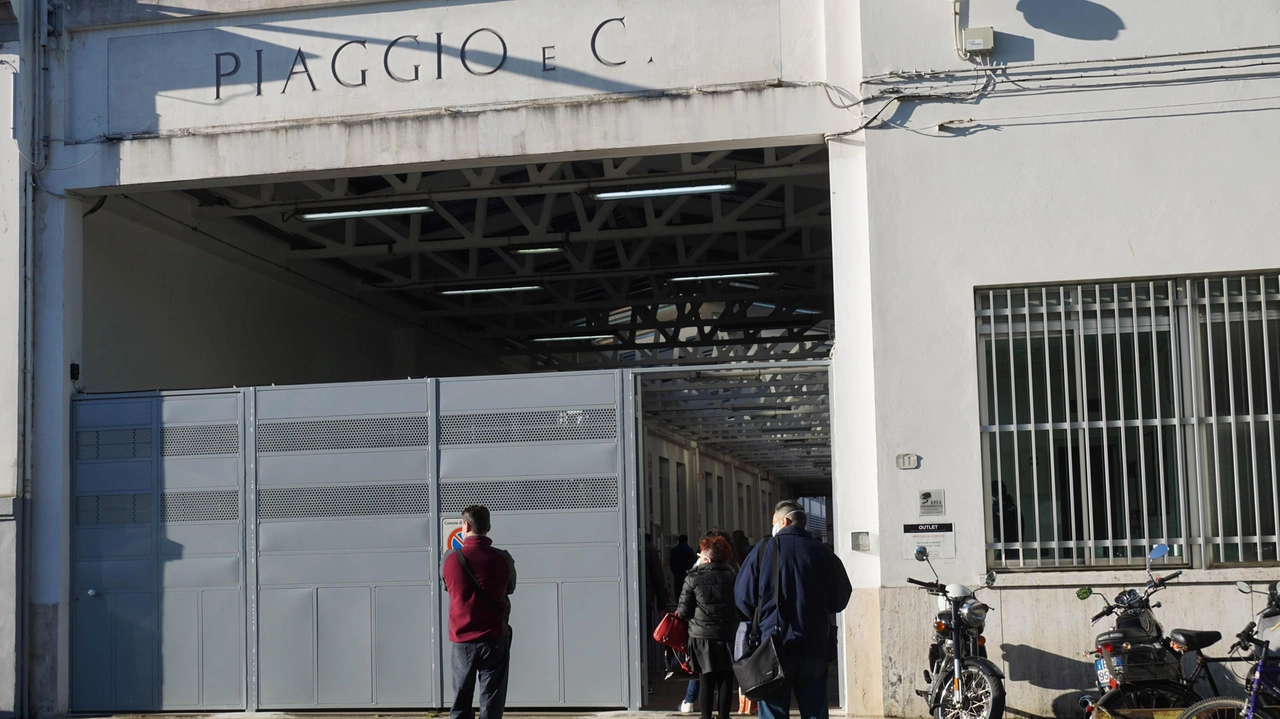 Uno degli ingressi alla Piaggio Uno degli ingressi alla Piaggio