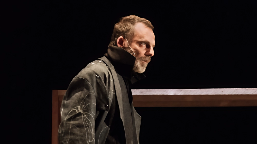 Dal 3 all’8 dicembre al Teatro della Pergola l’artista dirige e interpreta l’adattamento da Shakespeare con echi di ’Aspettando Godot’ di Beckett. Dal 3 all’8 dicembre al Teatro della Pergola l’artista dirige e interpreta l’adattamento da Shakespeare con echi di ’Aspettando Godot’ di Beckett.