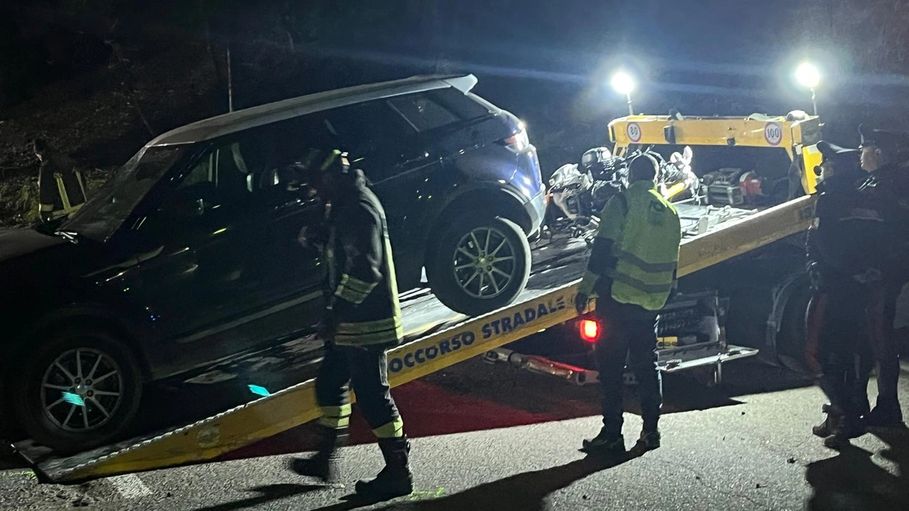 I due mezzi coinvolti nell'incidente portati via dal soccorso stradale (foto Crocchioni)