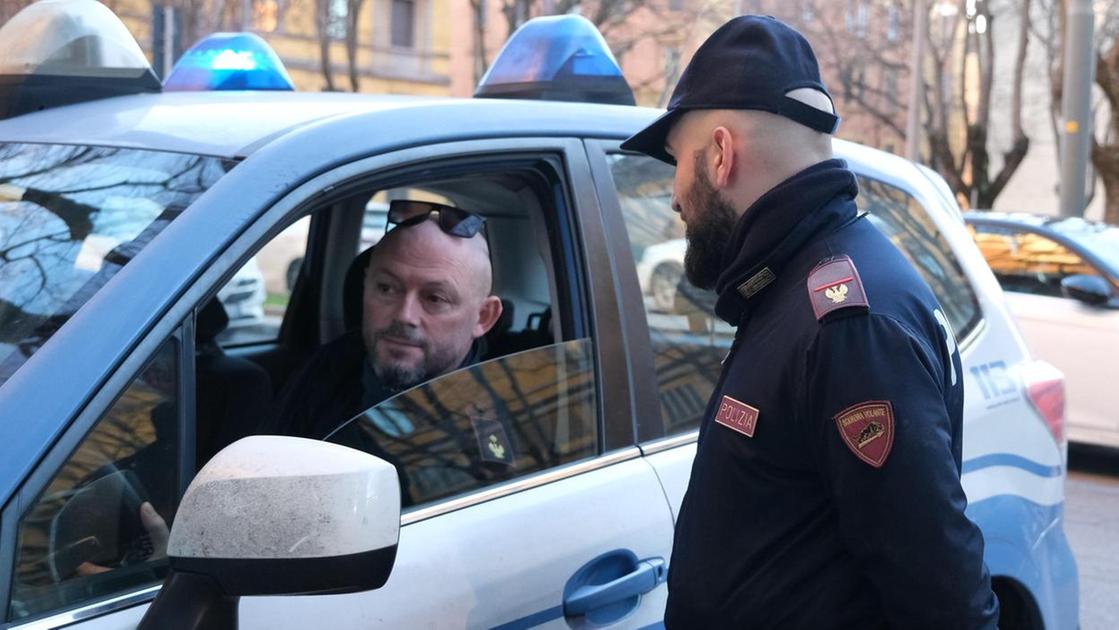 maneggiano pistola giocattolo centro