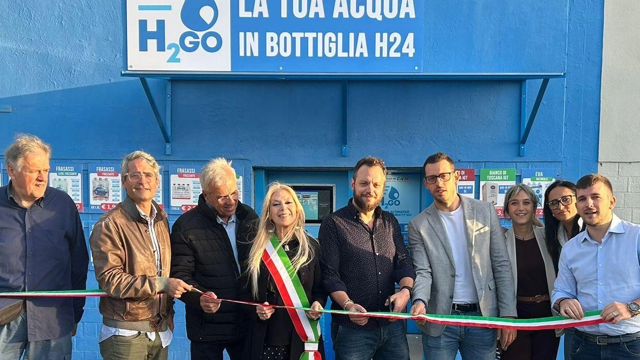 I fratelli Gherardi inaugurano a Santa Maria a Monte il secondo distributore automatico di acqua minerale H2Go, attivo 24 ore su 24. Presenti autorità locali e rappresentanti di Confcommercio. I fratelli Gherardi inaugurano a Santa Maria a Monte il secondo distributore automatico di acqua minerale H2Go, attivo 24 ore su 24. Presenti autorità locali e rappresentanti di Confcommercio.