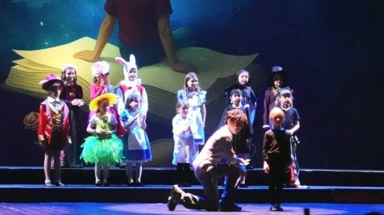 Un momento dello spettacolo finale Sogno che è andato in scena a maggio con gli allievi dei corsi junior, teen, adulti Un momento dello spettacolo finale Sogno che è andato in scena a maggio con gli allievi dei corsi junior, teen, adulti