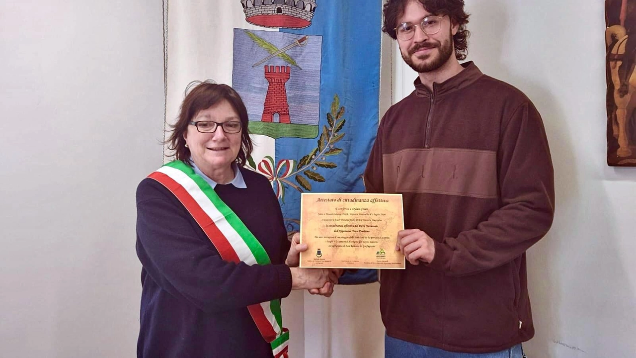 La sindaca di San Romano, Raffaella Mariani, con l’attestato di cittadinanza affettiva consegnato al giovane Dylan Green, che vive in Australia ma ha origini garfagnine da parte di nonno