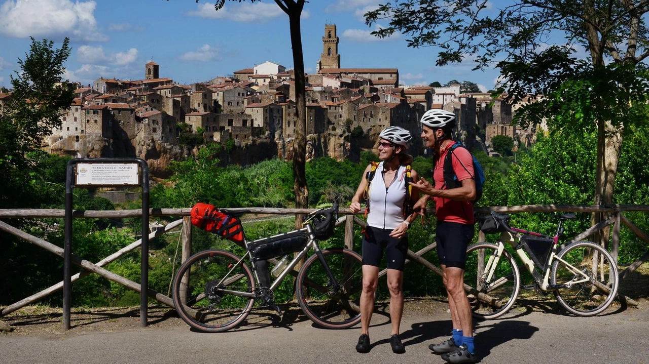 Pitigliano richiama tanti turisti, anche per le attività artigianali e l’enogastronomia