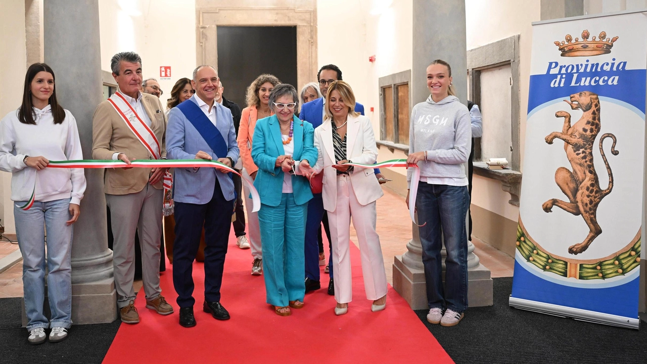Taglio del nastro all’ex convento ancora nella gabbia del cantiere che finirà a dicembre. Il presidente della Provincia: “La scuola è cresciuta, non tutti potranno tornare qua“. Taglio del nastro all’ex convento ancora nella gabbia del cantiere che finirà a dicembre. Il presidente della Provincia: “La scuola è cresciuta, non tutti potranno tornare qua“.