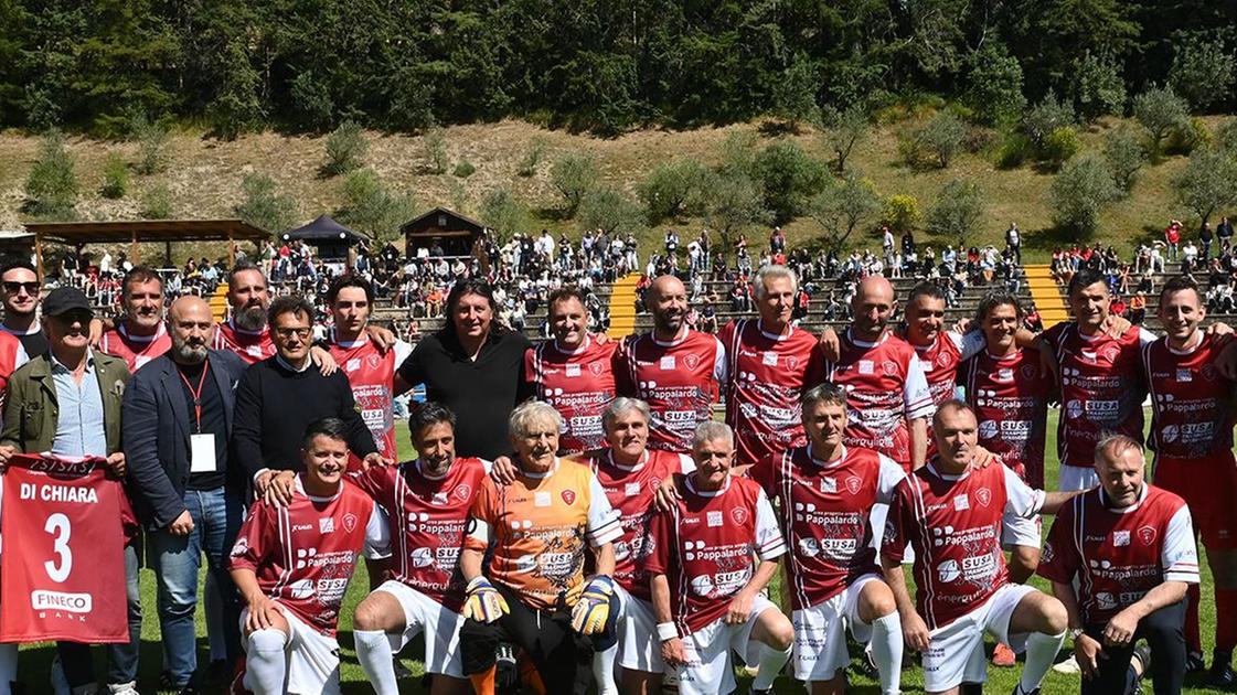 "Memorial Gaucci" ad Assisi. Gli ex omaggiano Big Luciano tra risate e giocate da serie A "Memorial Gaucci" ad Assisi. Gli ex omaggiano Big Luciano tra risate e giocate da serie A