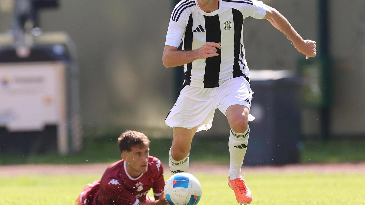 A parlare, nel post partita, il difensore bianconero Enrico Zanoni (nella foto). "Sicuramente meritavamo di più – ha commentato –,... A parlare, nel post partita, il difensore bianconero Enrico Zanoni (nella foto). "Sicuramente meritavamo di più – ha commentato –,...