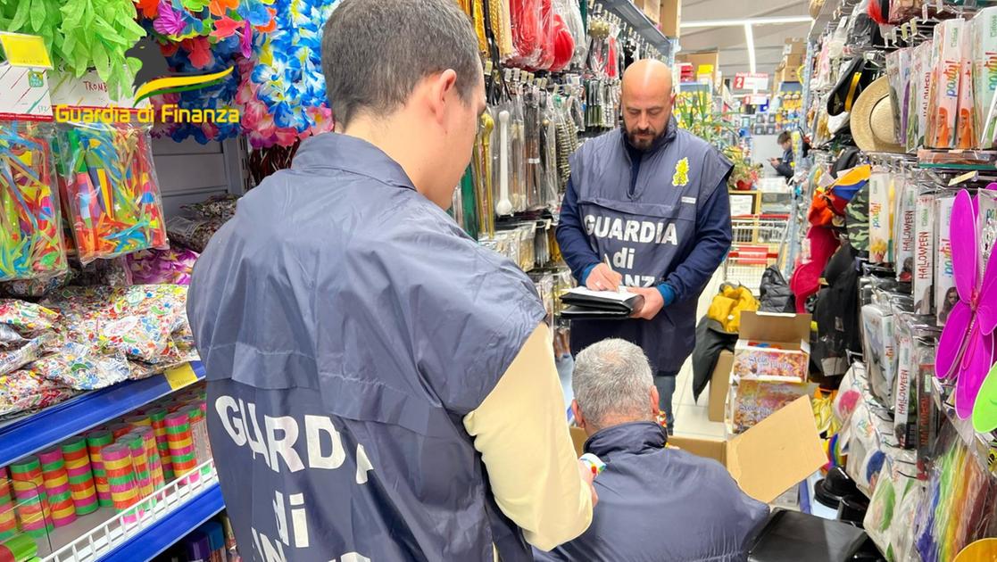 carnevale sequestro nei negozi cinesi oltre 2 500 articoli irregolari