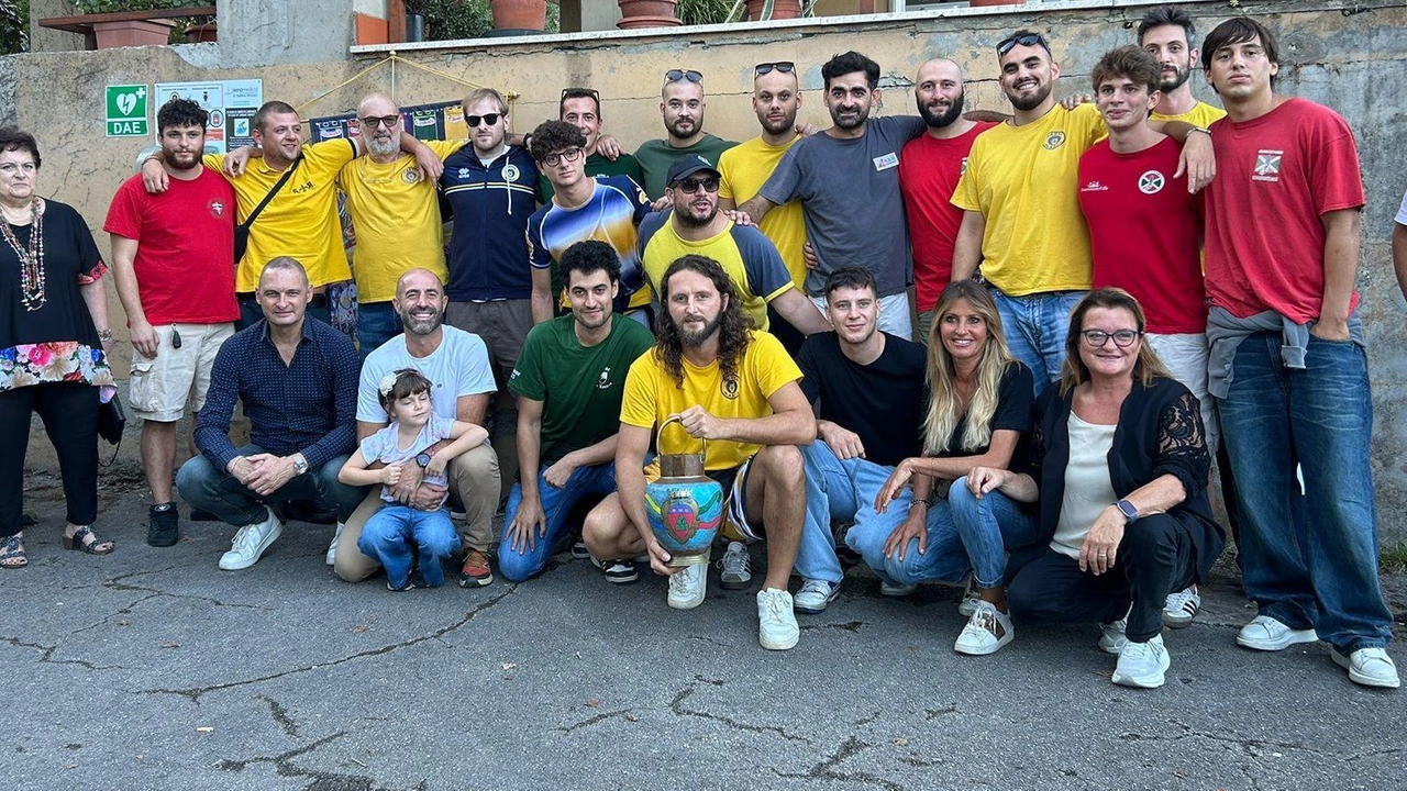 Il defibrillatore Dae. finanziato e donato grazie al. quartiere del Giglio Il defibrillatore Dae. finanziato e donato grazie al. quartiere del Giglio