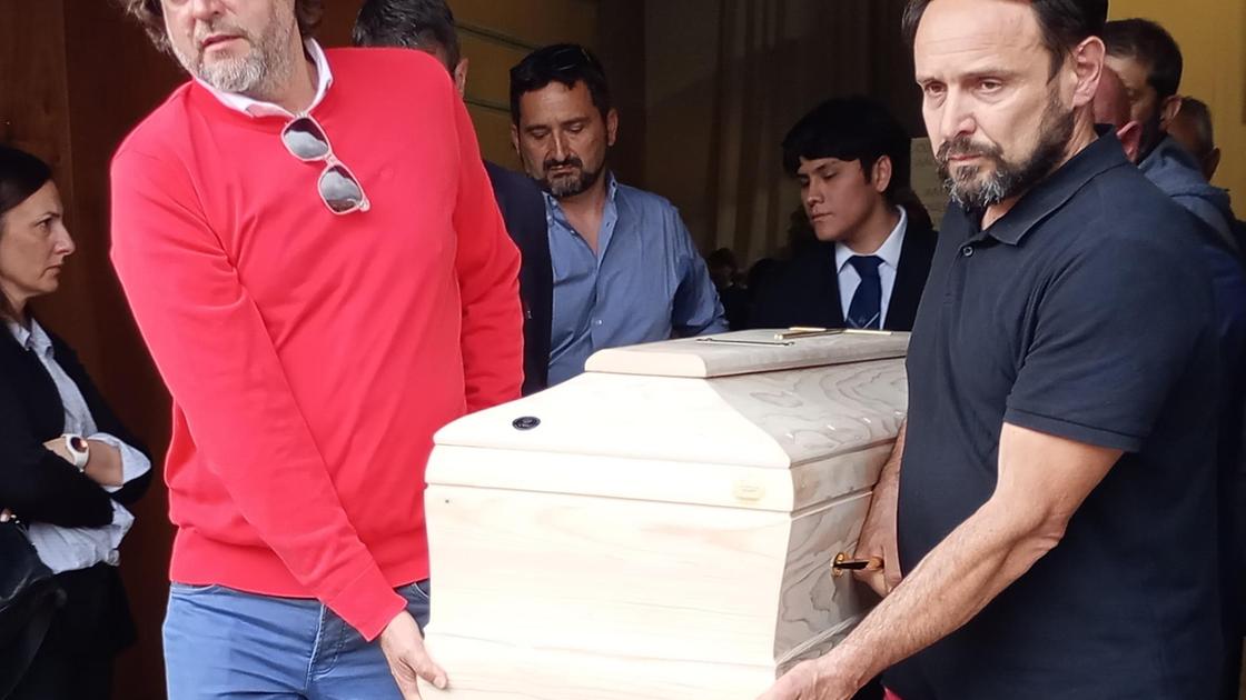 Una folla al funerale di Artusi, il sub morto. Le lacrime e i ricordi dei figli: "Grazie di tutto babbo" Una folla al funerale di Artusi, il sub morto. Le lacrime e i ricordi dei figli: "Grazie di tutto babbo"